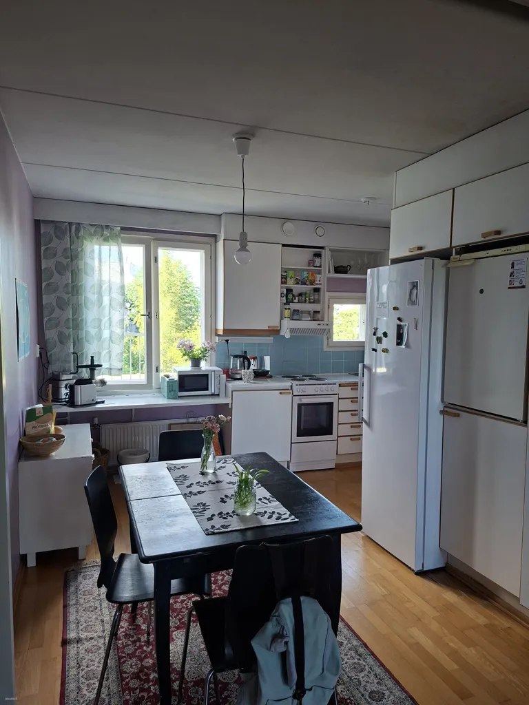 Söögituba - Bright Apartment with Balcony in Rastila, Helsinki