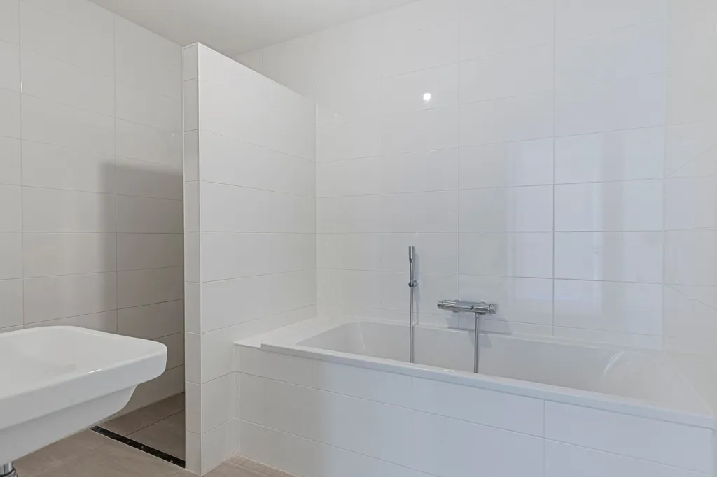 Salles de bain - Modern Apartment with Balcony in Rotterdam
