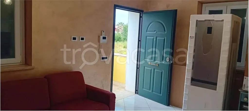 Entrée - Rear-Facing Apartment with Terrace in Latina