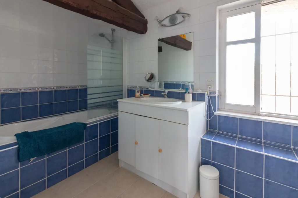 Salles de bain - Maison en Pierre avec Piscine en Périphérie de Jarnac
