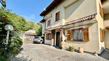 Esterno - Villa con piscina e giardino a Corbara