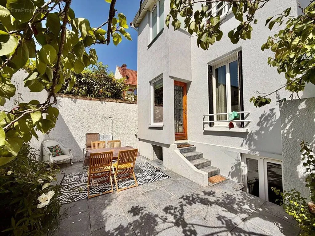 Terrace - Charming House with Garden in Colombes