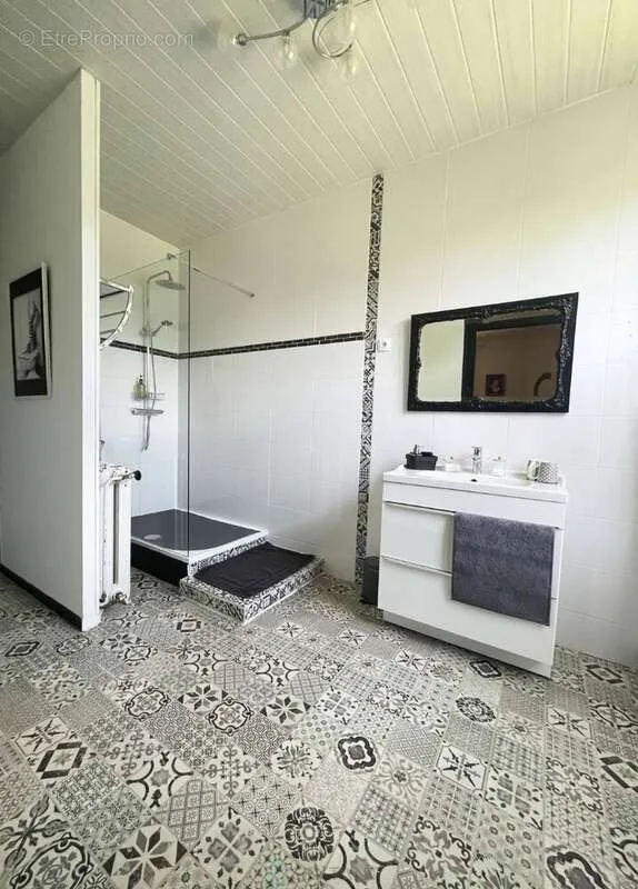 Salles de bain - Château du XVIIIe avec gîte indépendant à Cognac
