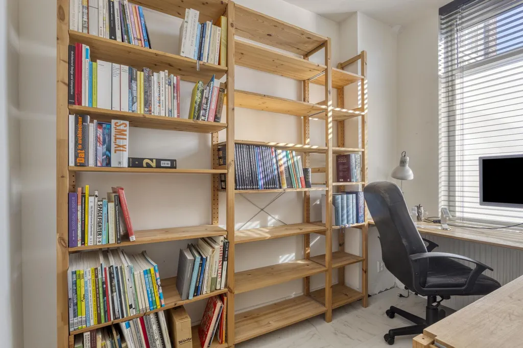 Bureau - Galerij Flat with Balcony in Rubroek, Rotterdam