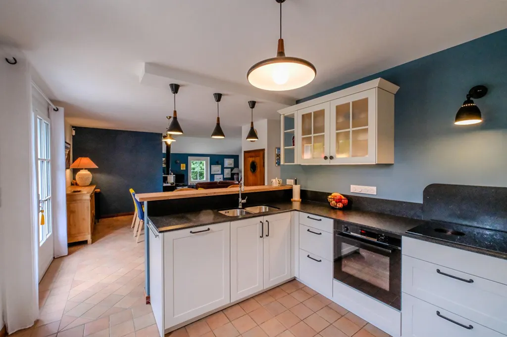 Cuisine - Propriété Contemporaine avec Piscine à Rhuys