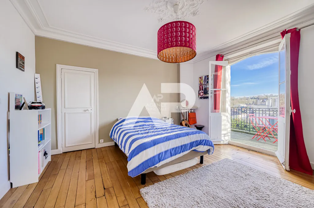 Magamistoad - Charming Demeure with Garden in Sevres Rive Droite