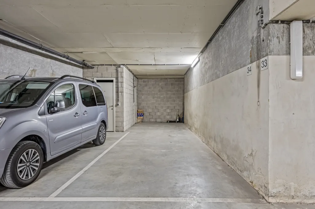 Garage - Appartement Moderne avec Deux Terrasses à Bruges
