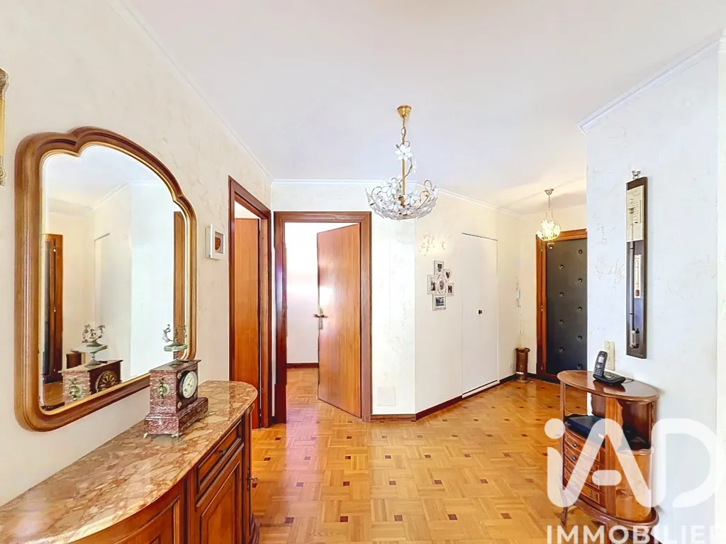 Esik - City Centre Apartment with Balcony in Menton