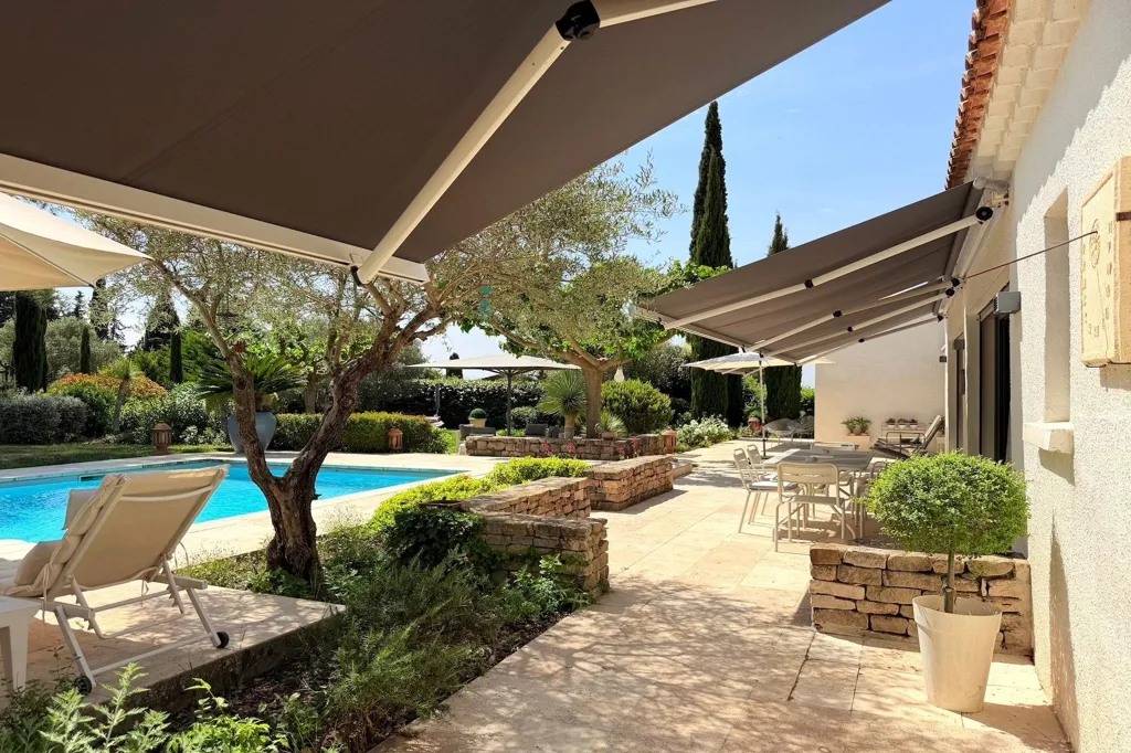 Piscina - Architectural Villa with Pool in Uzès