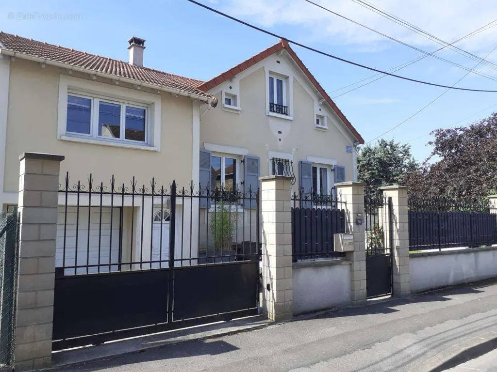 Extérieur - Maison de 7 Pièces avec Jardin au Centre Ville de Chelles