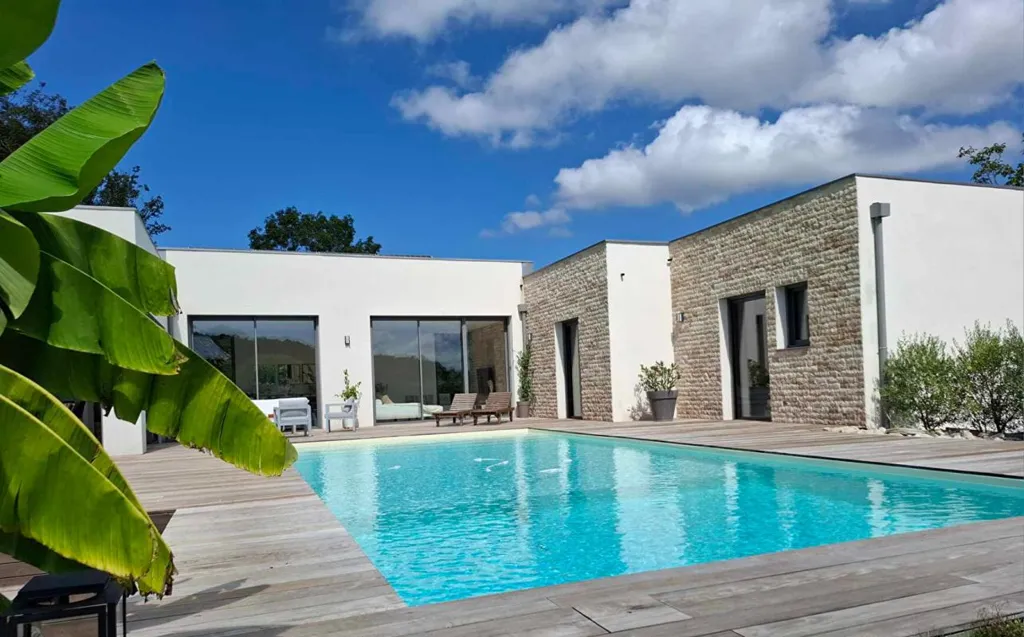 Piscine - Maison Contemporaine avec Piscine au Village de Ramasse