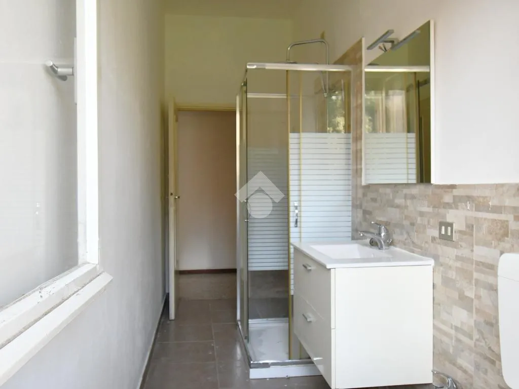 Salles de bain - Bright 3-Room Apartment with Balcony in Como