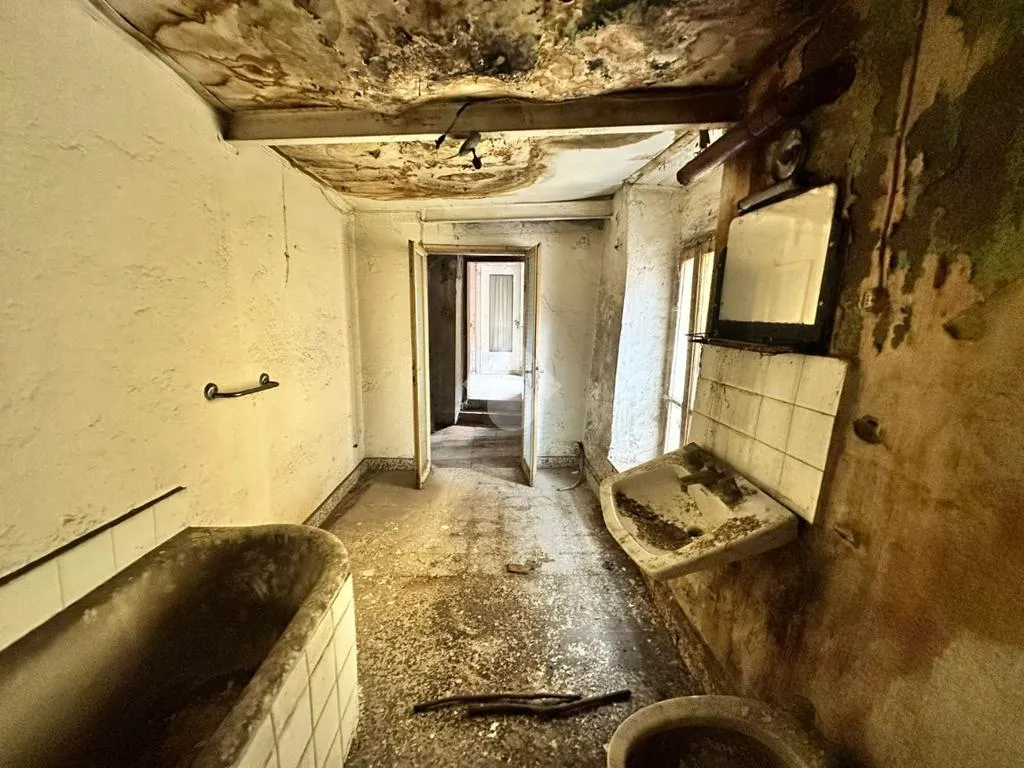 Salles de bain - Rustic Property with Potential in Ciserano