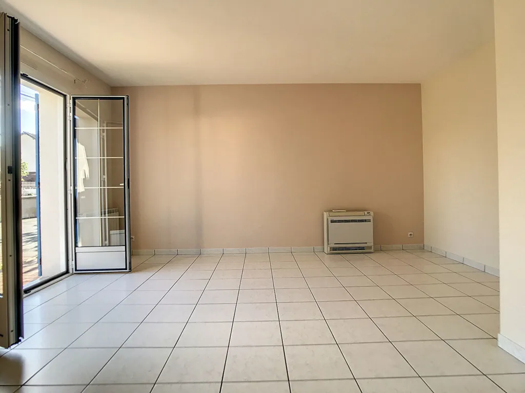 Toad - 3-Bedroom House with Terraced Garden in Couffé