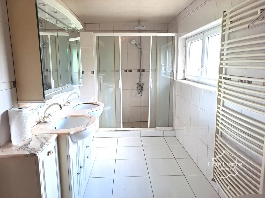 Salles de bain - Longère de Plain-Pied avec Jardin à Mondrepuis