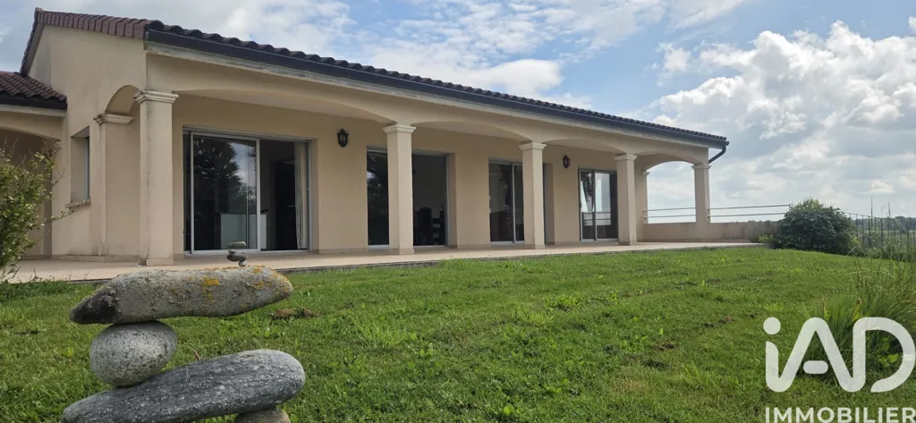 Garden - Spacious House with Garden in Volesvres