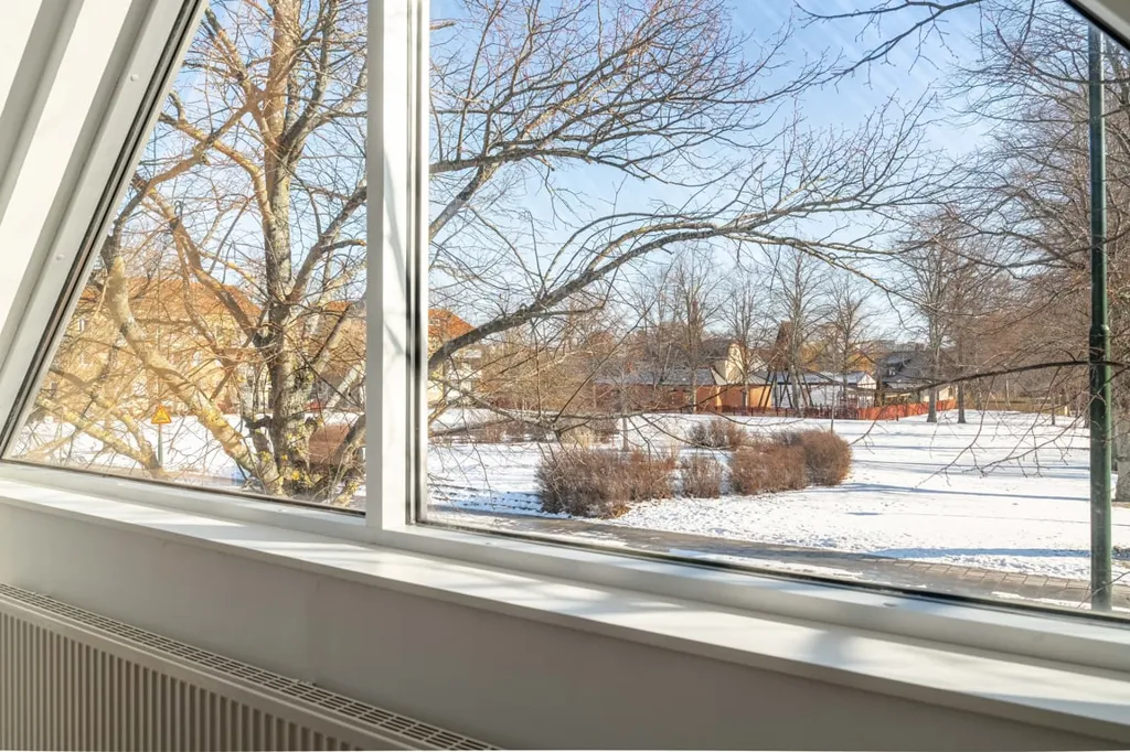 Balcon - Corner 1½-Floor Villa with Light Plan in Attractive Location