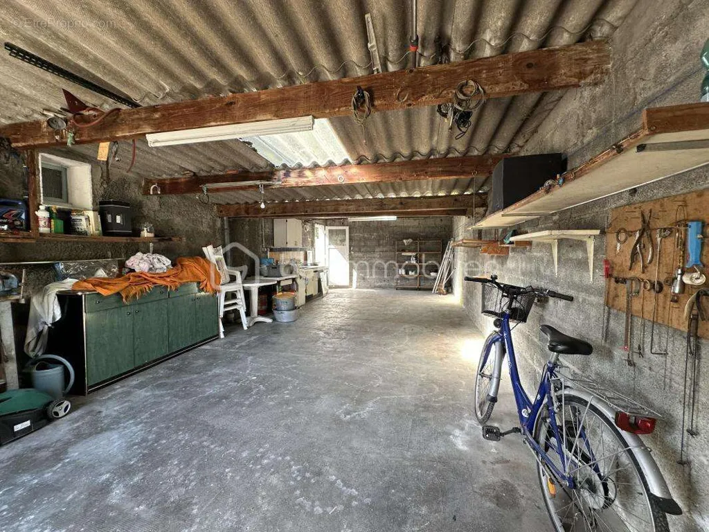 Garaaž - House with Terrace in Pau