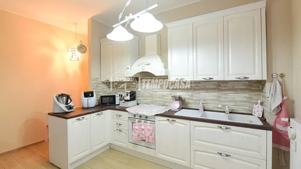 Cuisine - Third Floor Flat with Balconies in Cantù