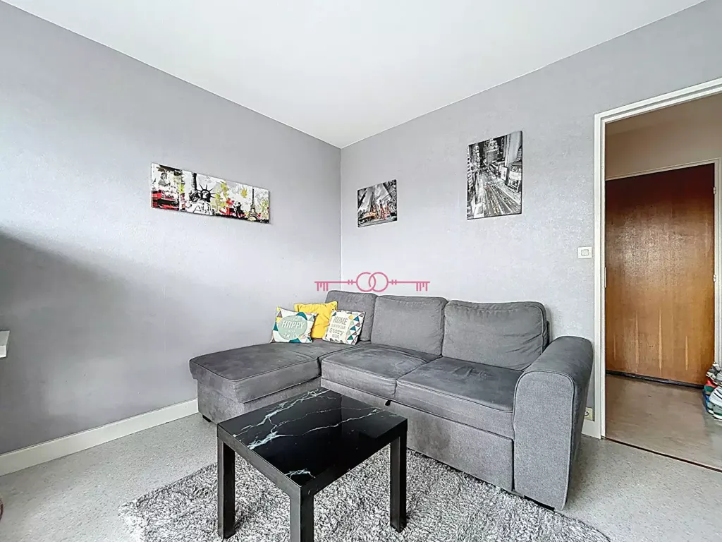 Séjour - Studio avec Ascenseur au Boulevard Dauphinot à Reims