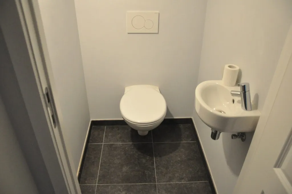 Salles de bain - Appartement à Rénover avec Terrasse à Nijlen