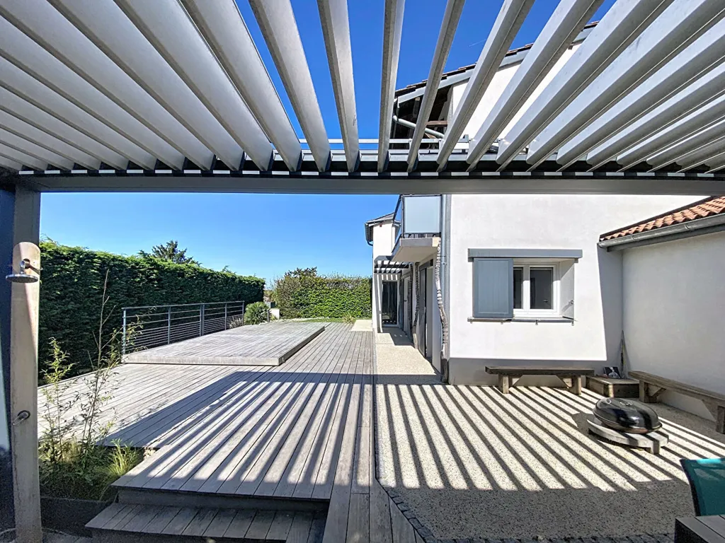 Terrasse - Villa Moderne avec Piscine à Genas