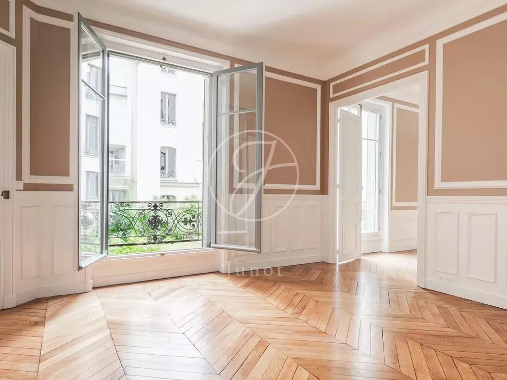 Séjour - Appartement de 5 Pièces avec Cour Arborée à Paris 75017