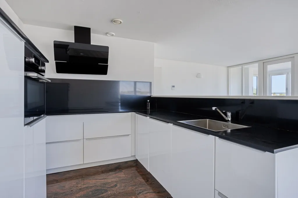 Kitchen - Luxury Apartment with Maas View in Rotterdam