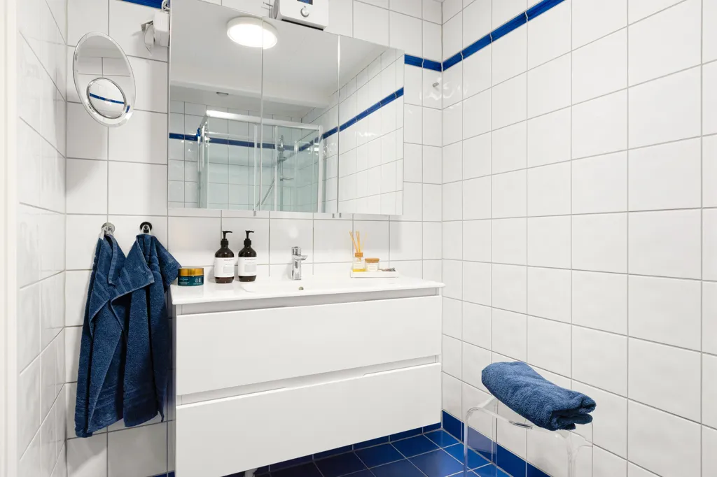 Bathrooms - Spacious Terraced House with Terrace in Quiet Area