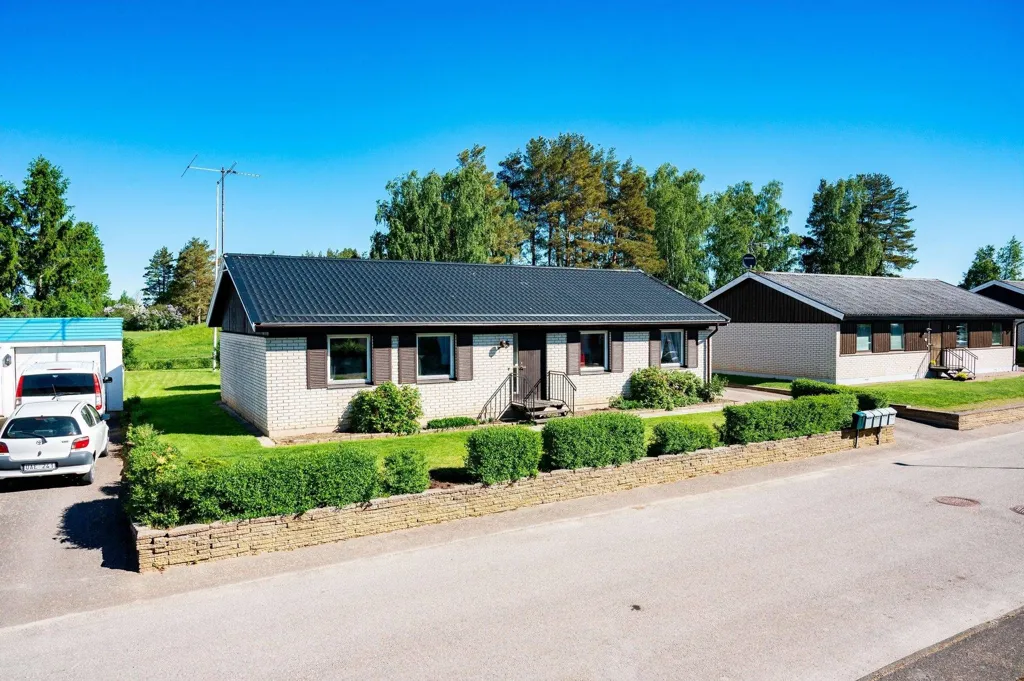 4-toaline maja asukohas Vara kommun