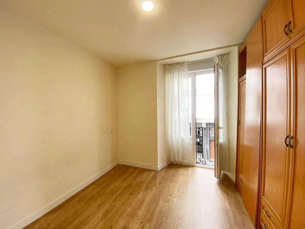 Stanze - Reformed Flat with Large Windows in Urkizu