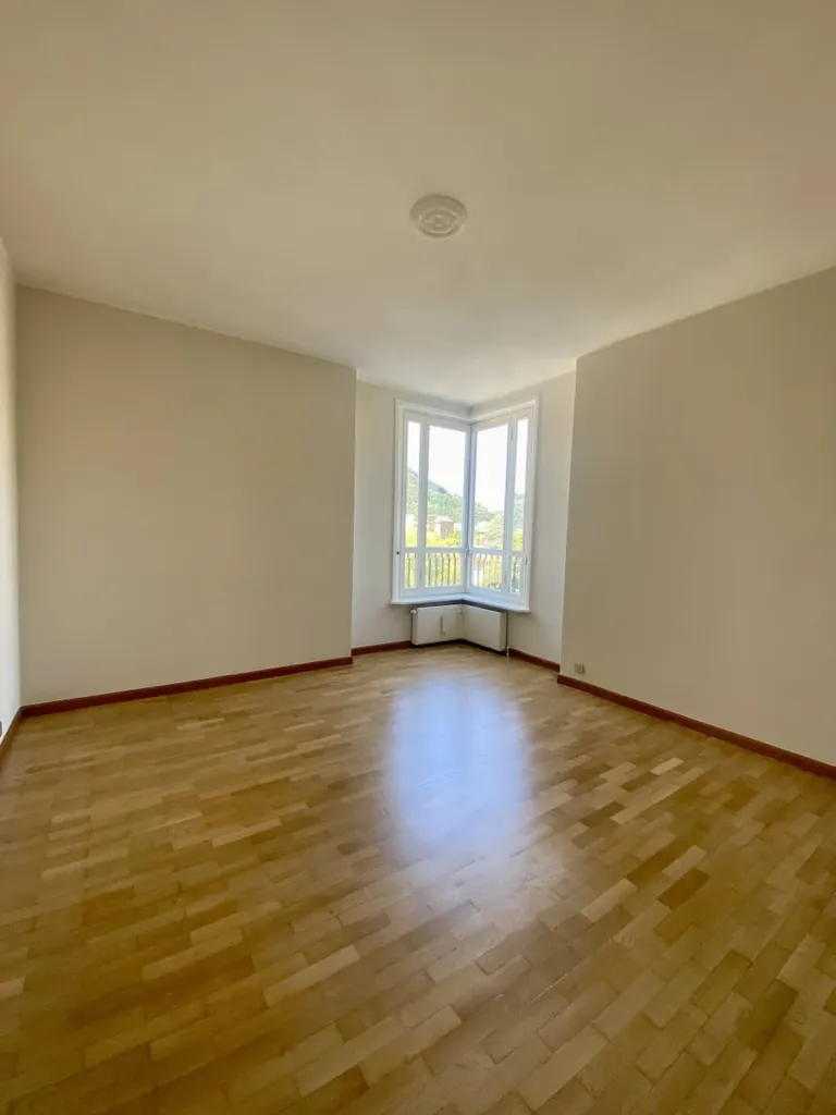 Rooms - Bright Apartment with Balcony in Como