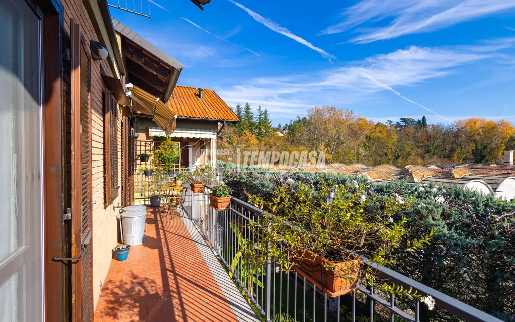 Balcon - 5-Bedroom Apartment with Double Garage in Chieri