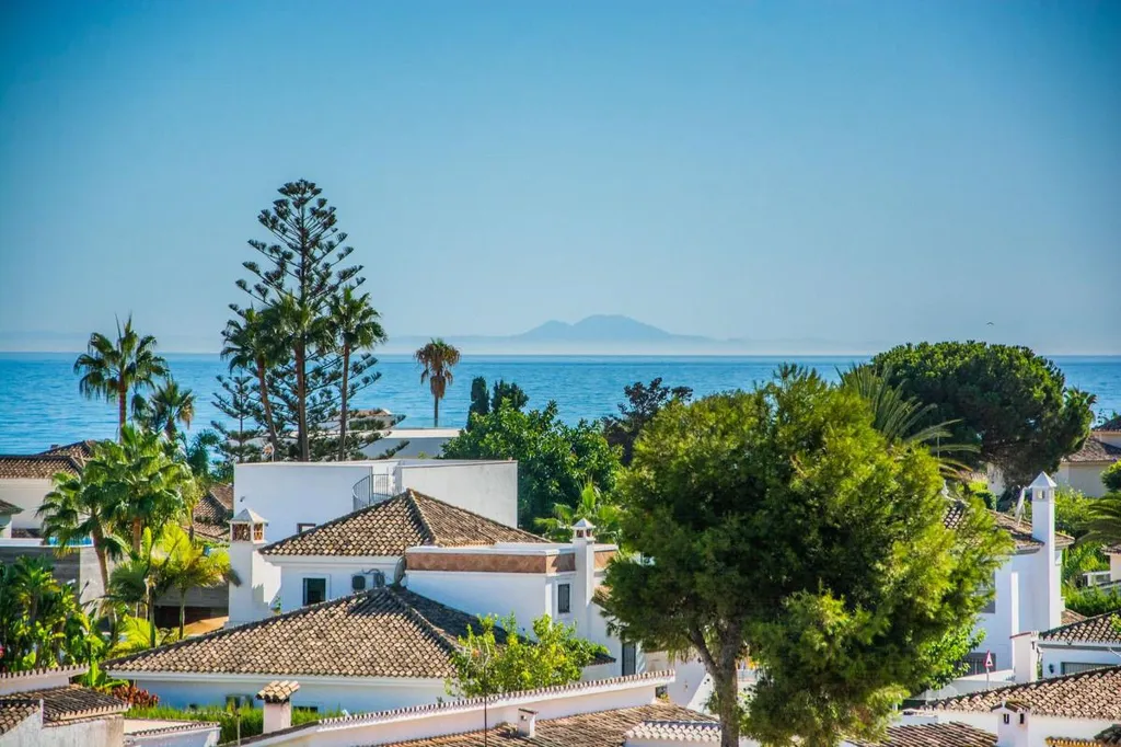 Beachfront Penthouse with Jacuzzi in Estepona