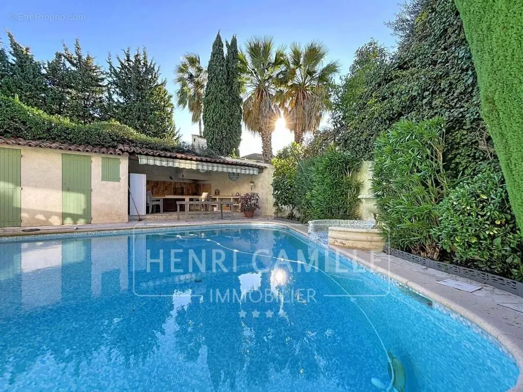 Bassein - Spacious Villa with Pool near Cannes Centre