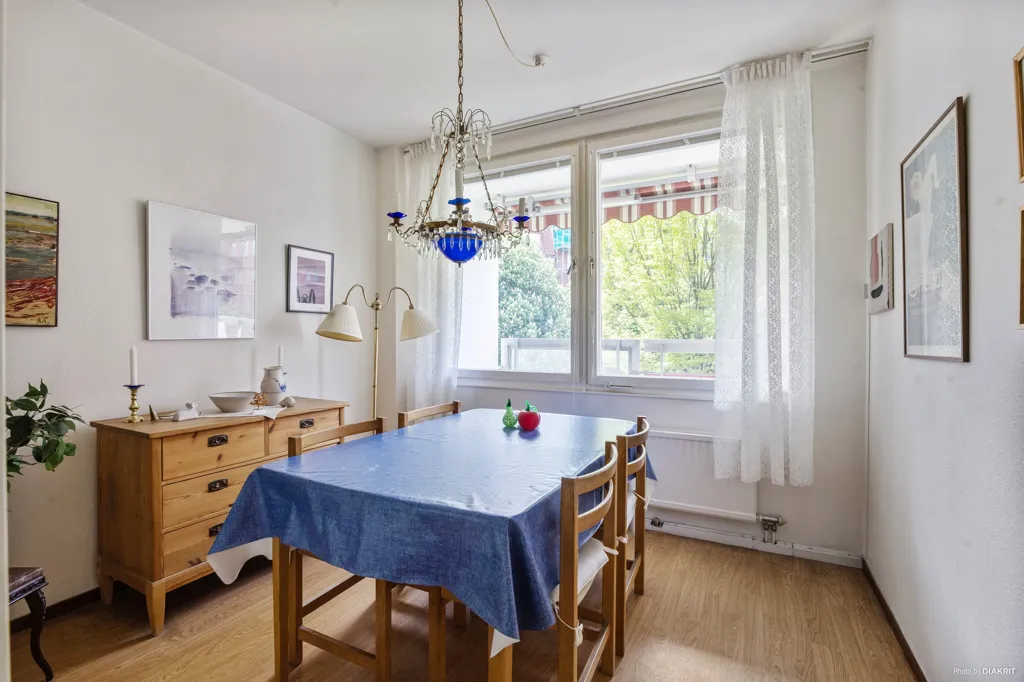 Söögituba - Corner Apartment with Sunny Balcony at Karlaplan