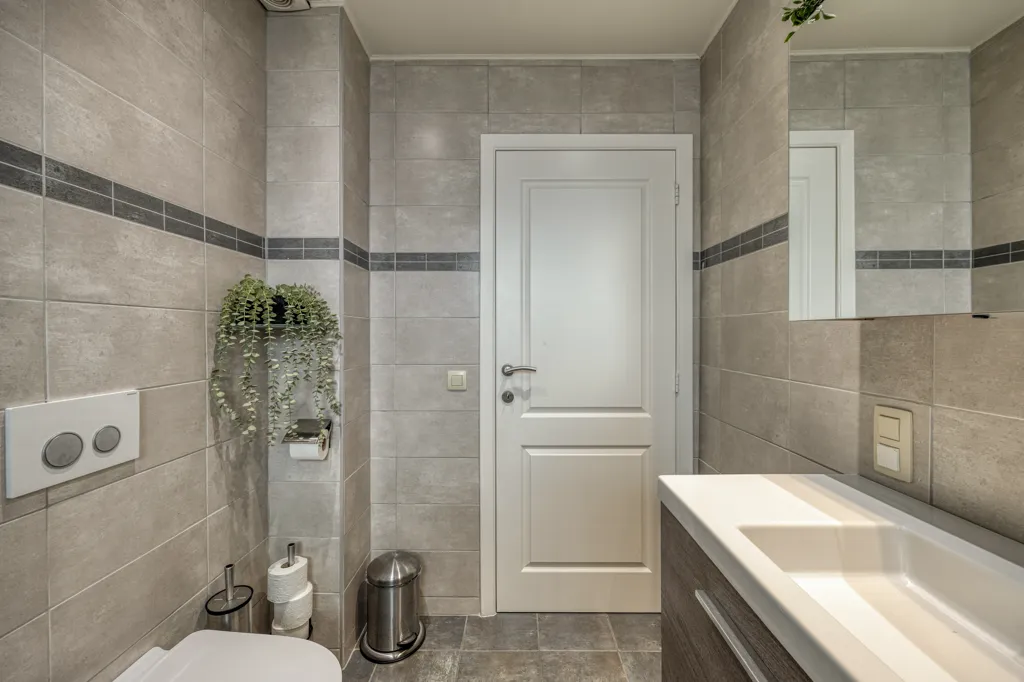 Salles de bain - Appartement avec Jardin au Rez-de-Chaussée à Gooreind