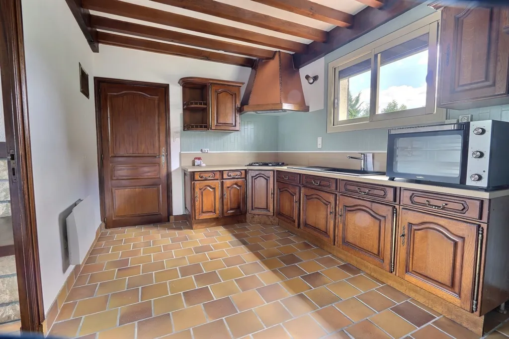 Köök - Renovated House with Terrace in Le Cendre
