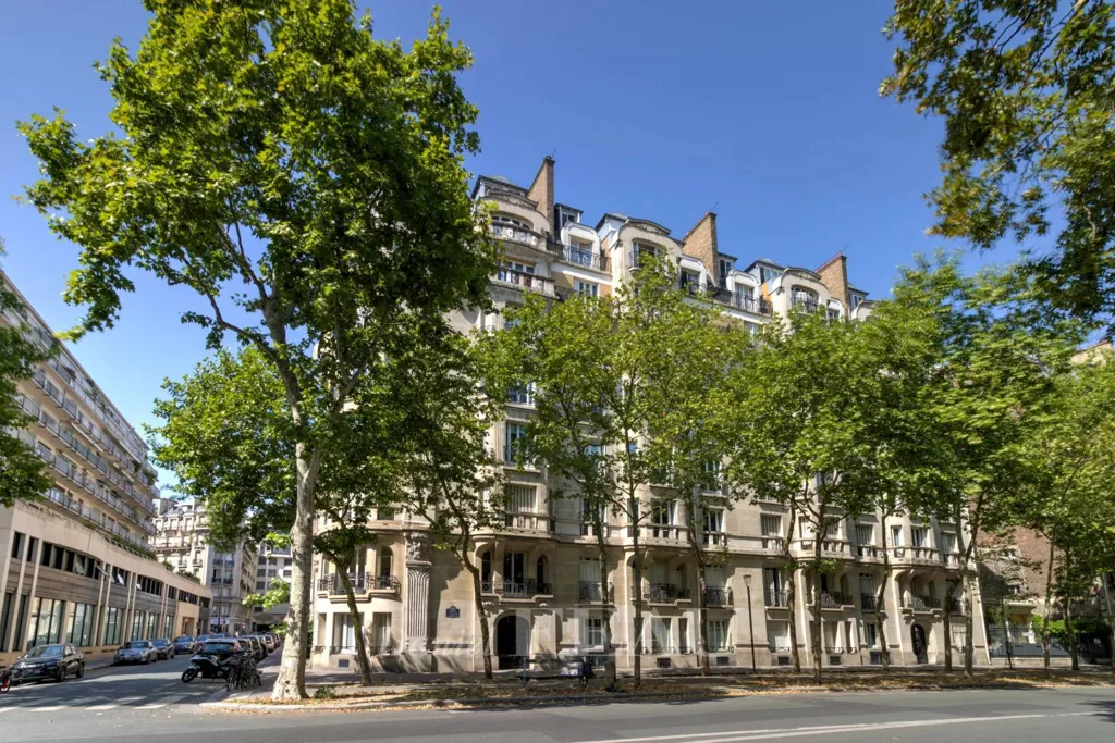 Exterior - Luxury Corner Apartment with View in Paris 7th