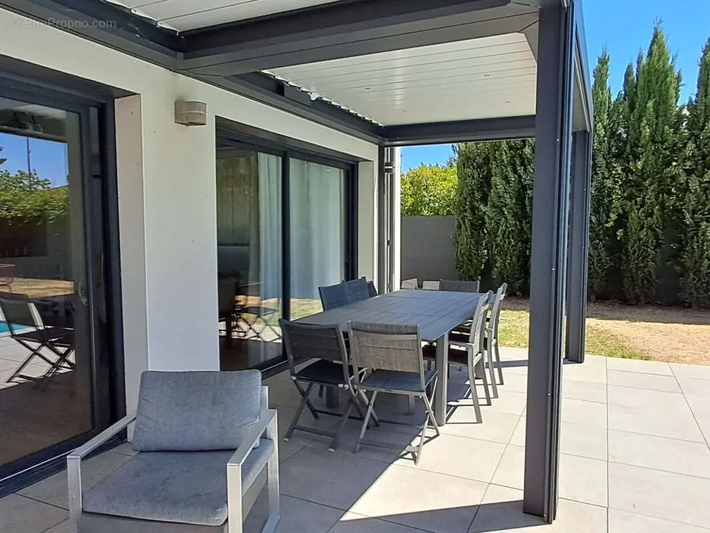 Terrasse - Maison Contemporaine avec Piscine à Saint-Priest