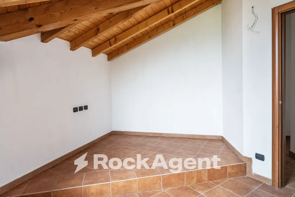Rooms - First Floor Flat with Balcony in Camolino