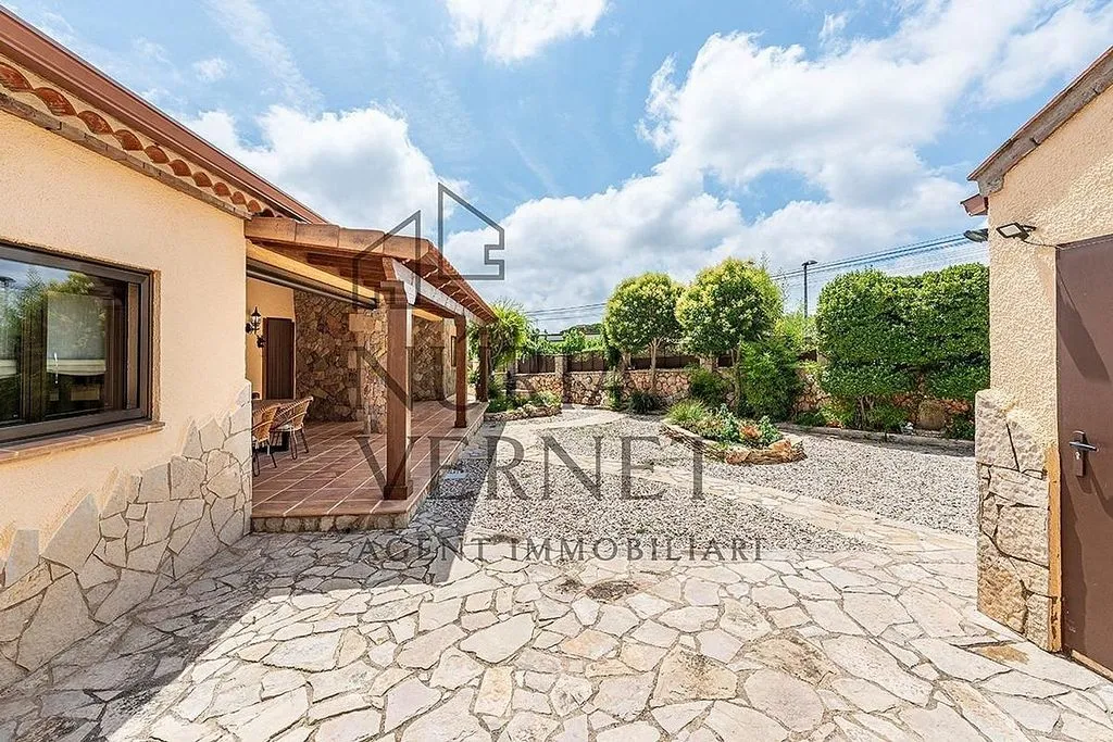 Aed - Chalet with Pool and Terrace in Botarell