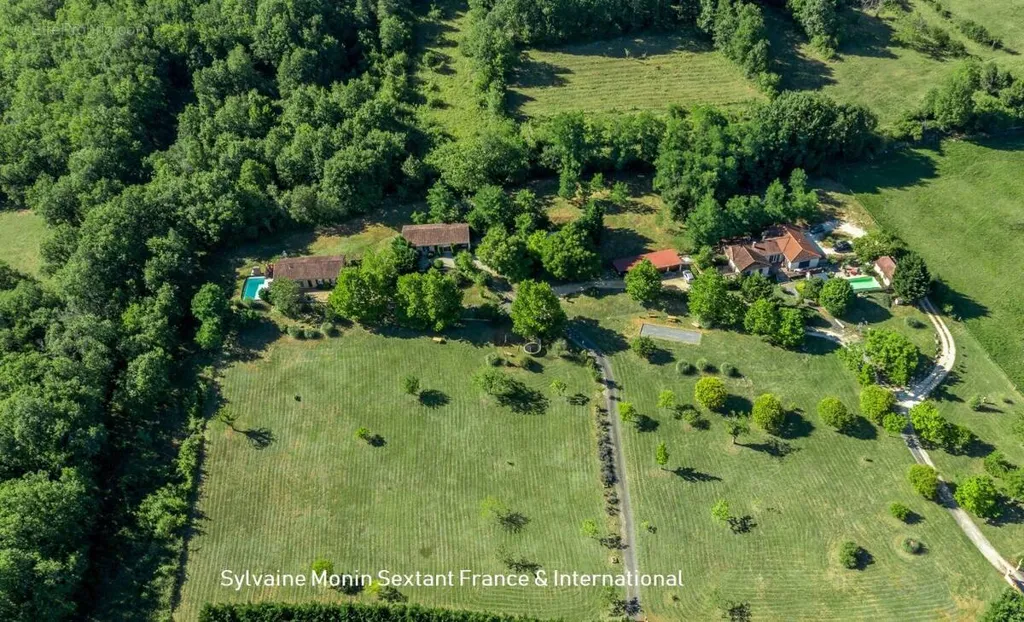 Vue aérienne - Ensemble de 3 Maisons avec 3 Piscines sur 2 Hectares
