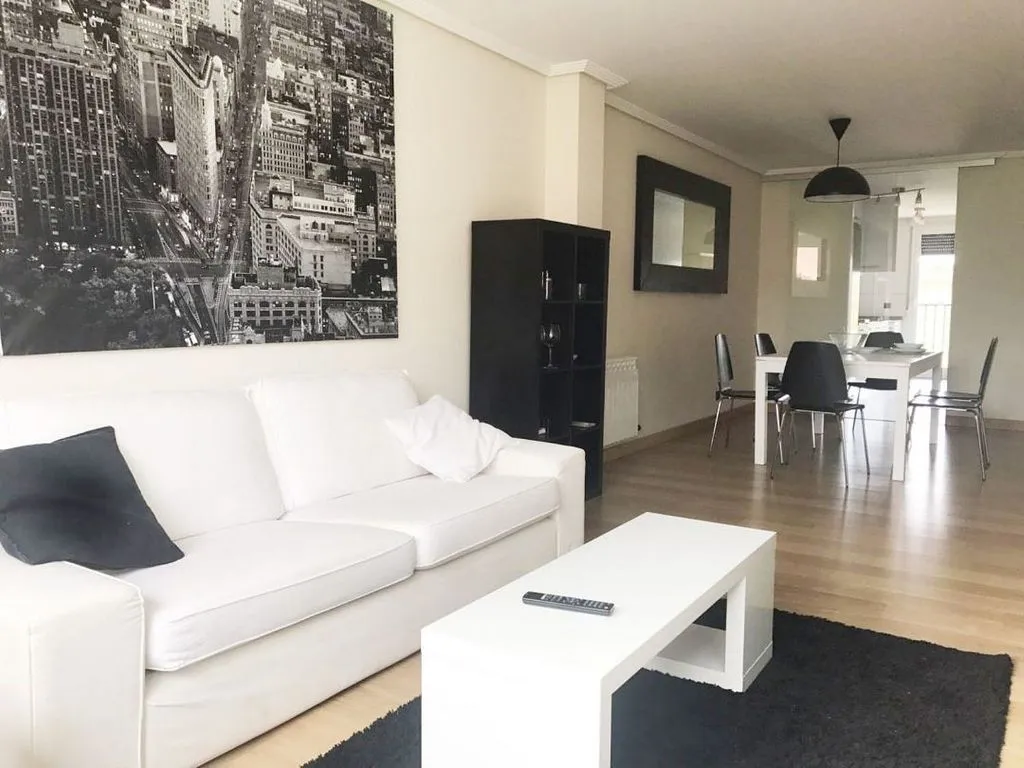 Salón - Apartamento exterior con balcón en Lanciego