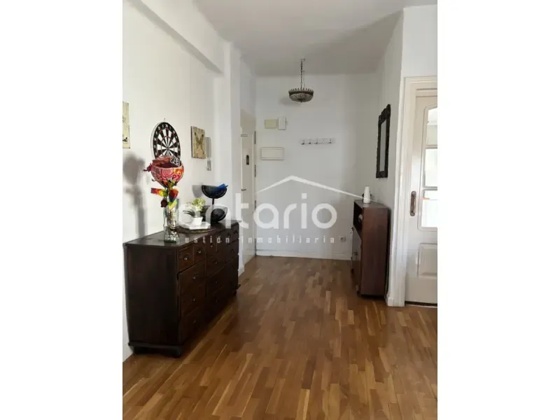 Ingresso - Corner Flat with Large Windows in San Juan