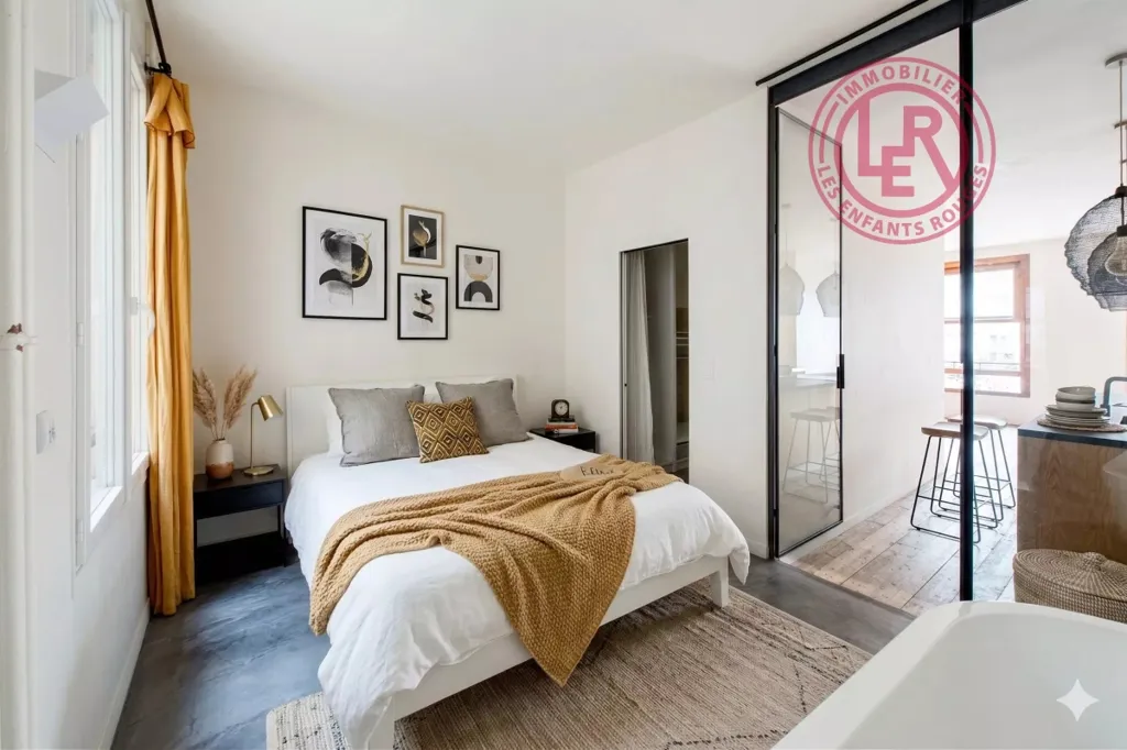 Chambres - Appartement 2 Pièces avec Hauteur sous Plafond à Paris 10ème
