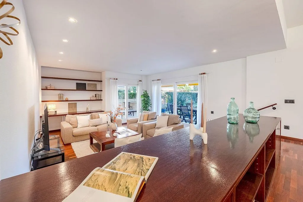 Elutuba - Apartment with Pool in Les Lloses Urbanisation