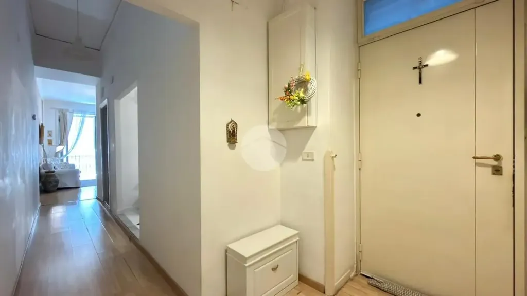 Ingresso - Rearranged Apartment with Balcony in Naples