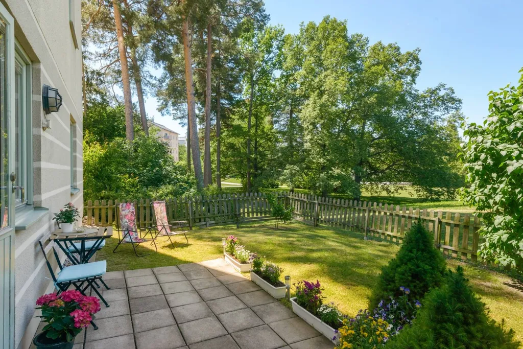Jardin - Apartment with Two Terraces in Hässelby Gård