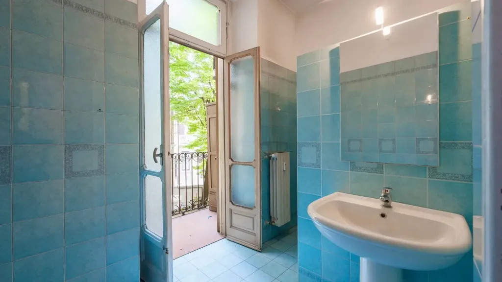 Bathrooms - Liberty Style Apartment with Bow Window in Turin